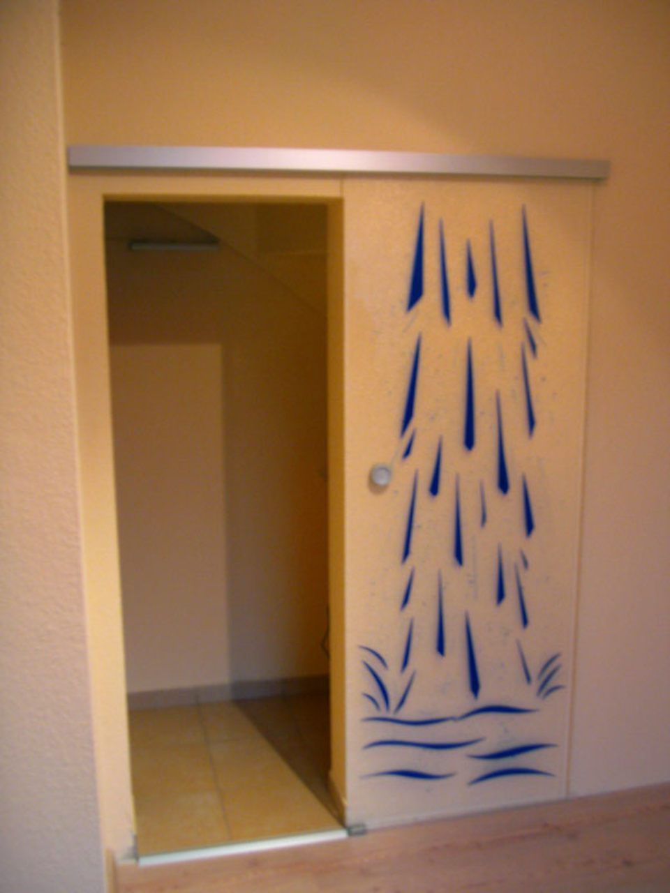 Glastür mit blauer Verzierung