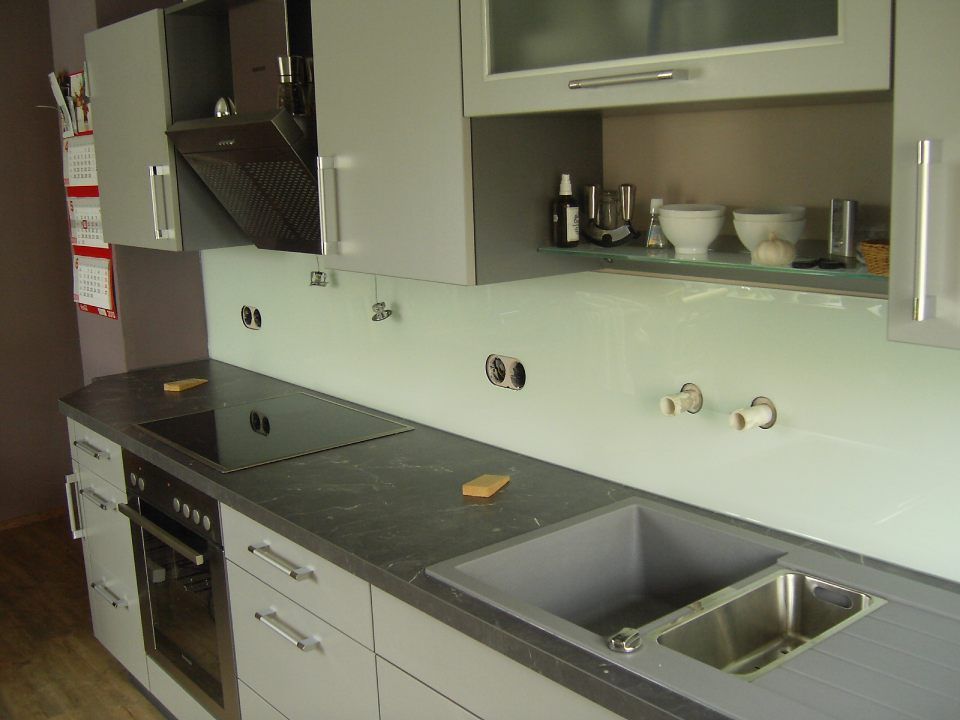 Küche mit Rückwand aus Glas