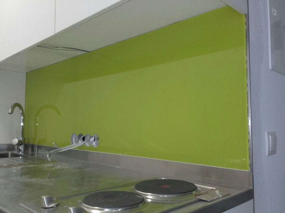 Küchenrückwand in einem hellen Grünton