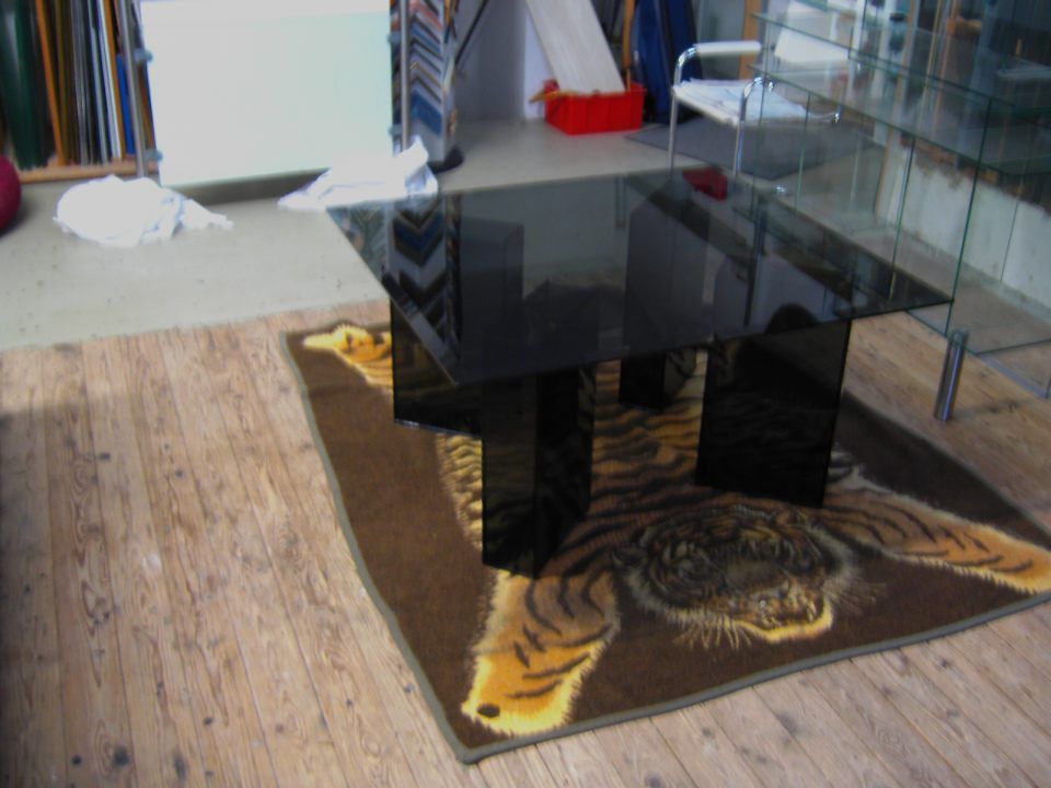 Küche mit Rückwand aus Glas