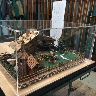 Modell eines Häuschens in einer Glasvitrine