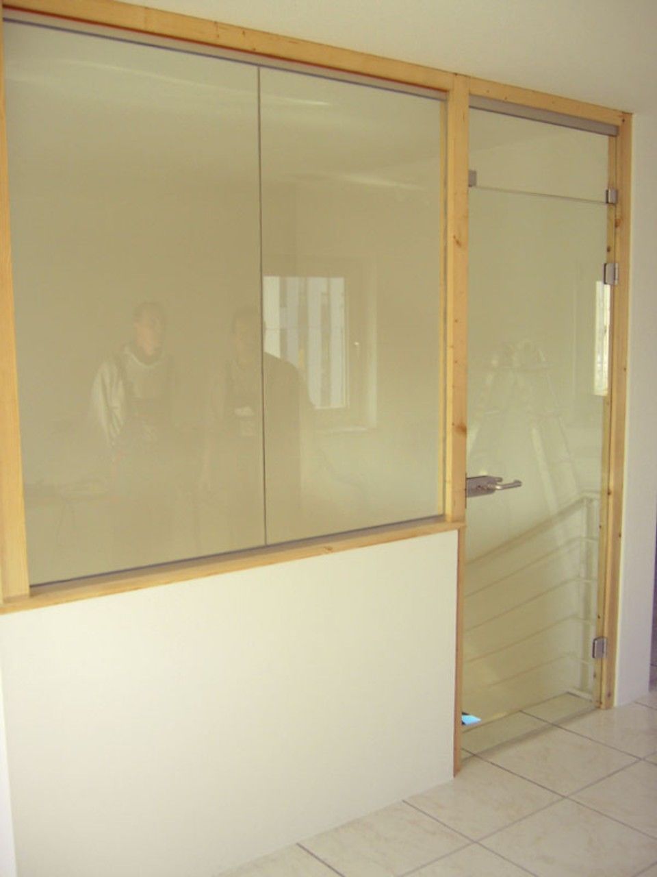 Ganzglasanlage mit Holzrahmen