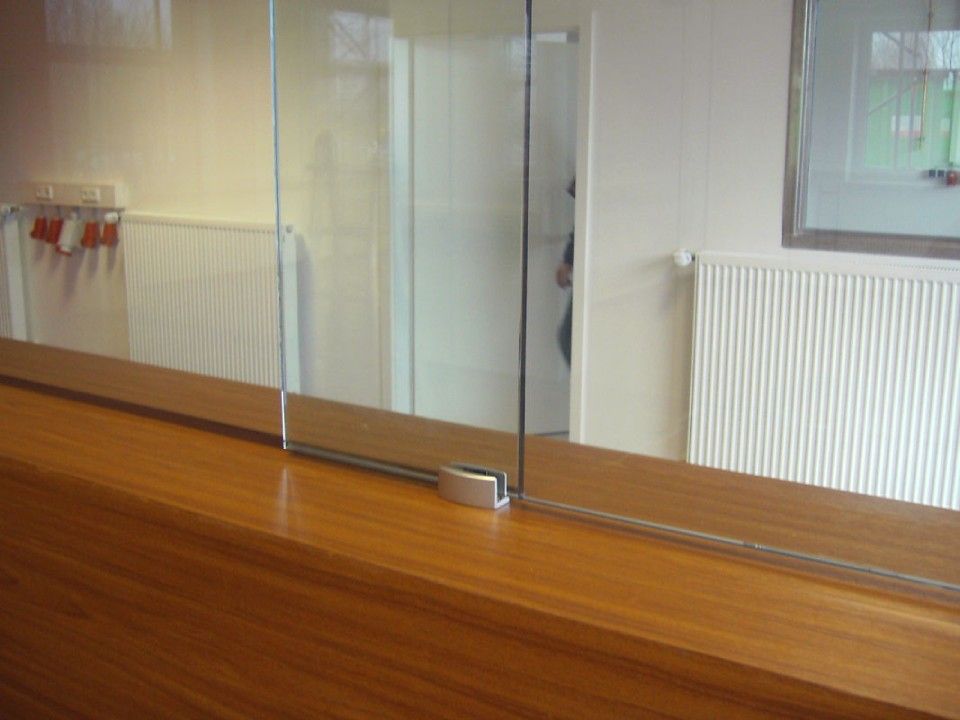 Ganzglasanlage in einem Gebäude