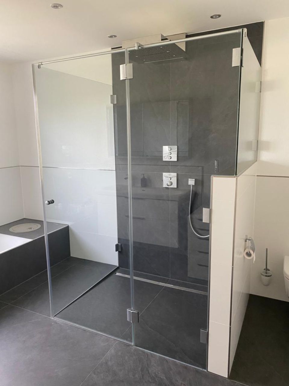 Badezimmer mit verglaster Dusche