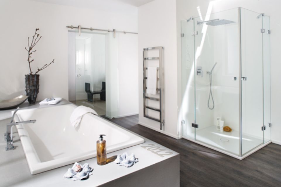 Badezimmer mit Glasduschkabine