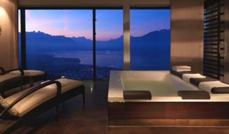 Une baignoire dans une chambre avec vue sur un lac