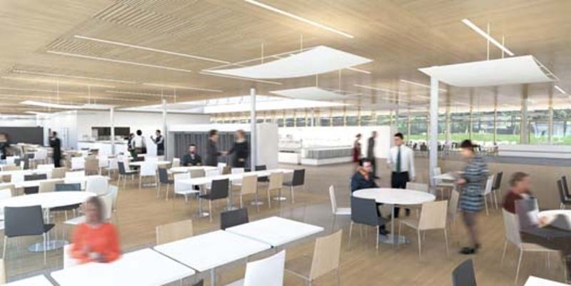 Un groupe de personnes sont assises à des tables dans un restaurant.