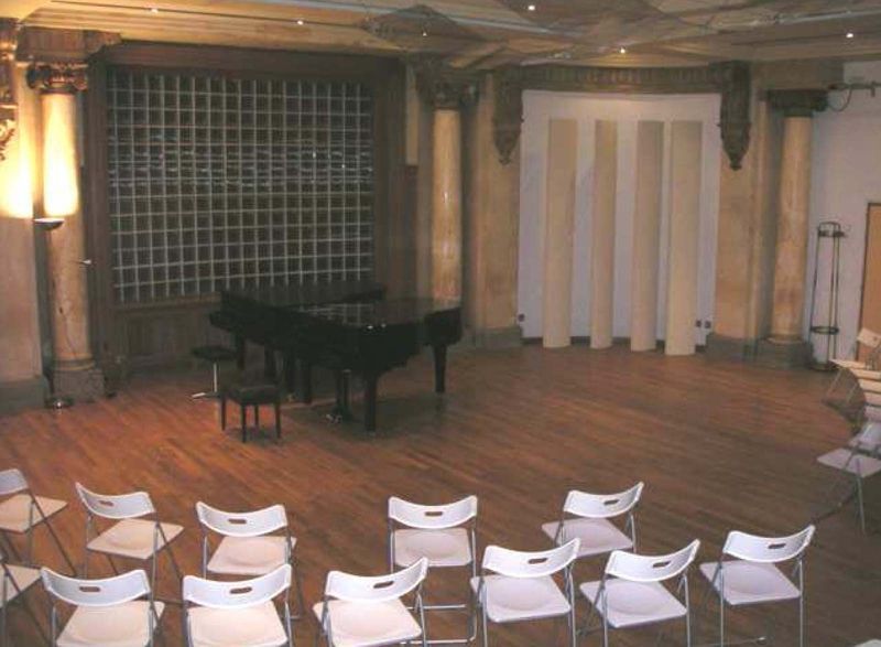 Une pièce avec un piano et des chaises