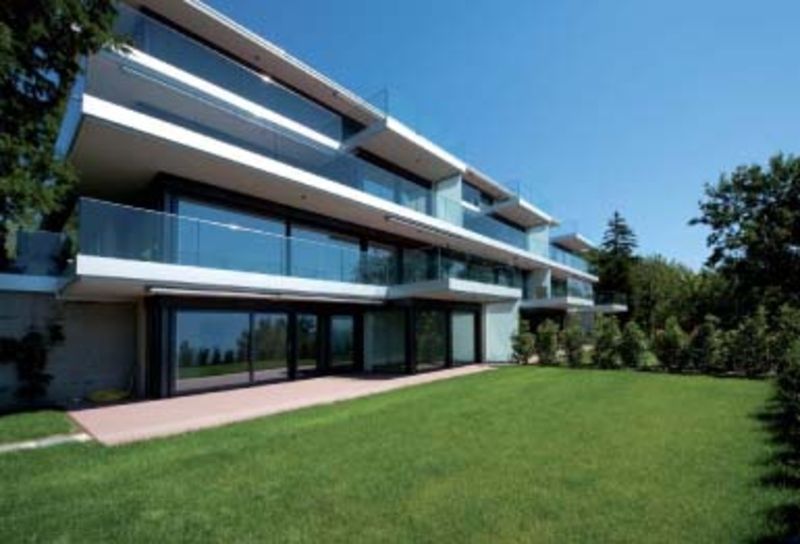 Une grande maison avec beaucoup de fenêtres et de balcons