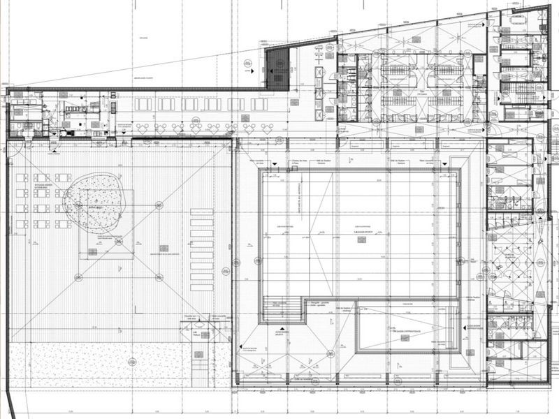 Un plan d'étage en noir et blanc d'un bâtiment.