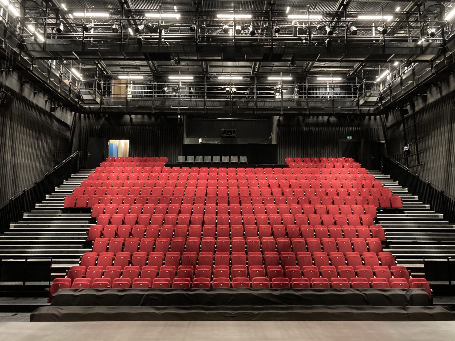 Un salon avec un tapis en peau de vache au sol
