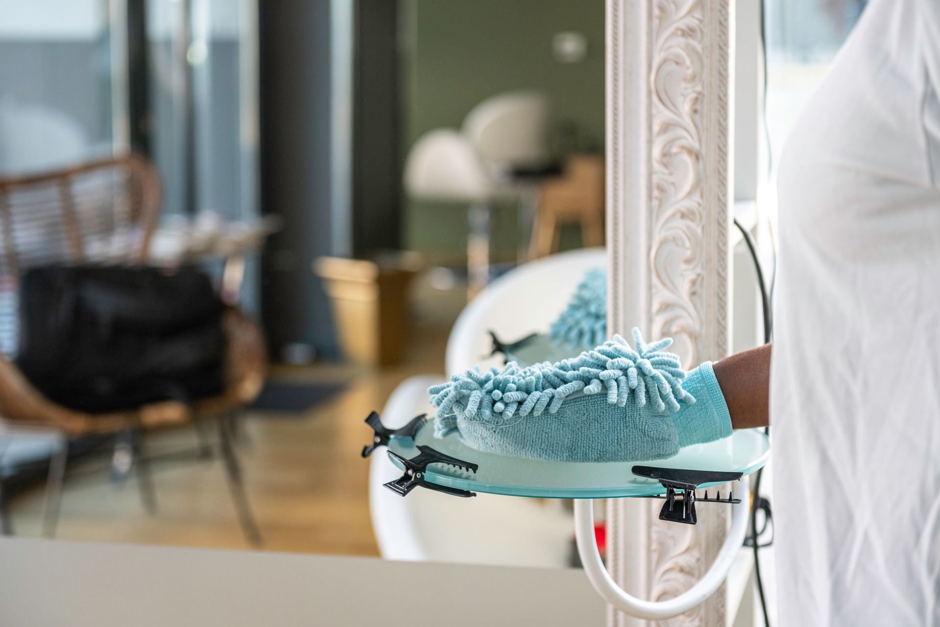 Nettoyage d'un salon de coiffure par une professionnelle de santé.