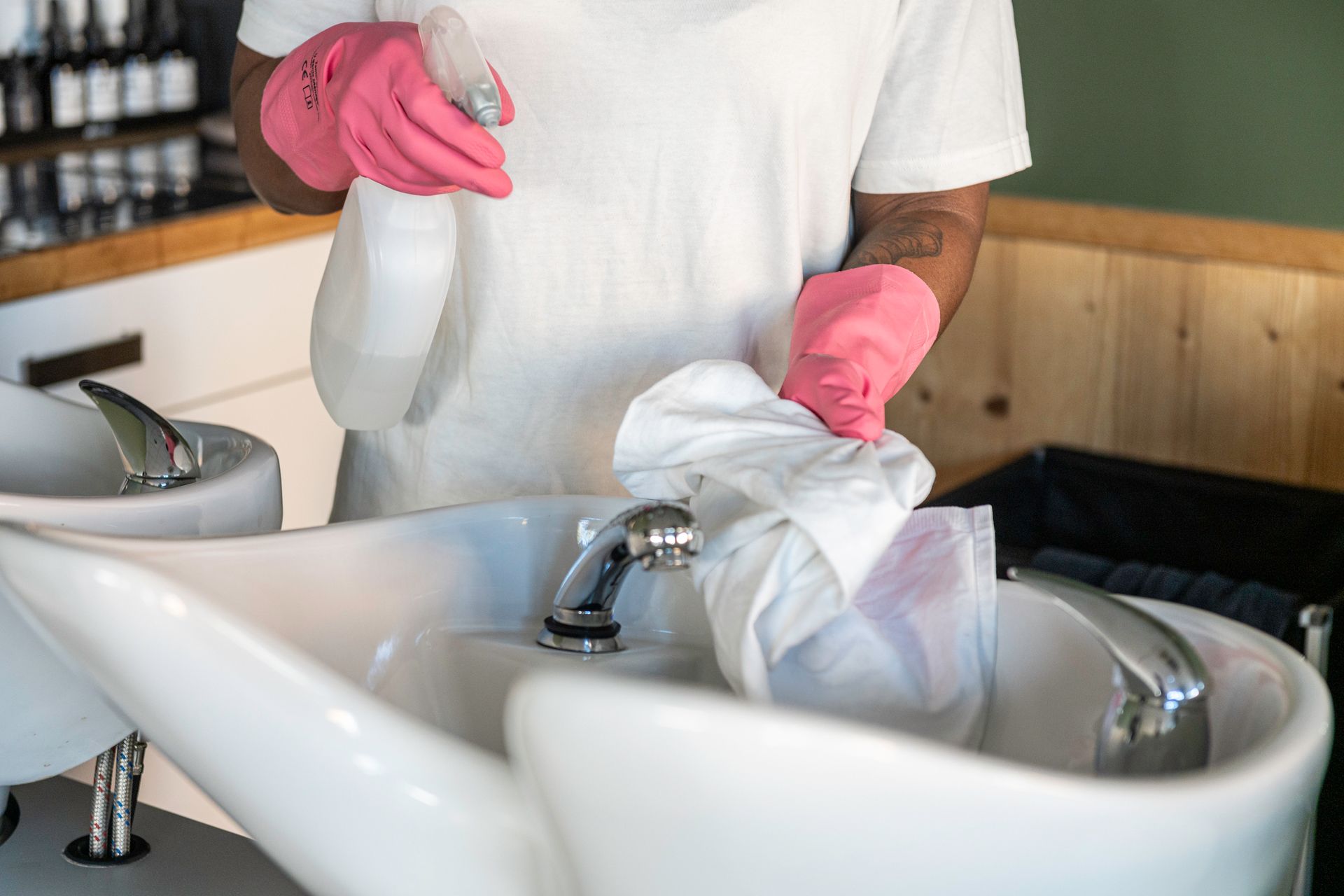 Nettoyage d'un salon de coiffure par une professionnelle du nettoyage à Annecy.