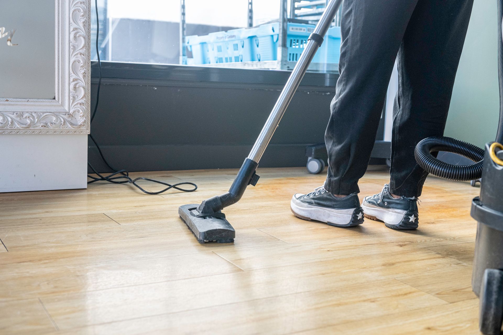 Passage de l'aspirateur sur un parquet.