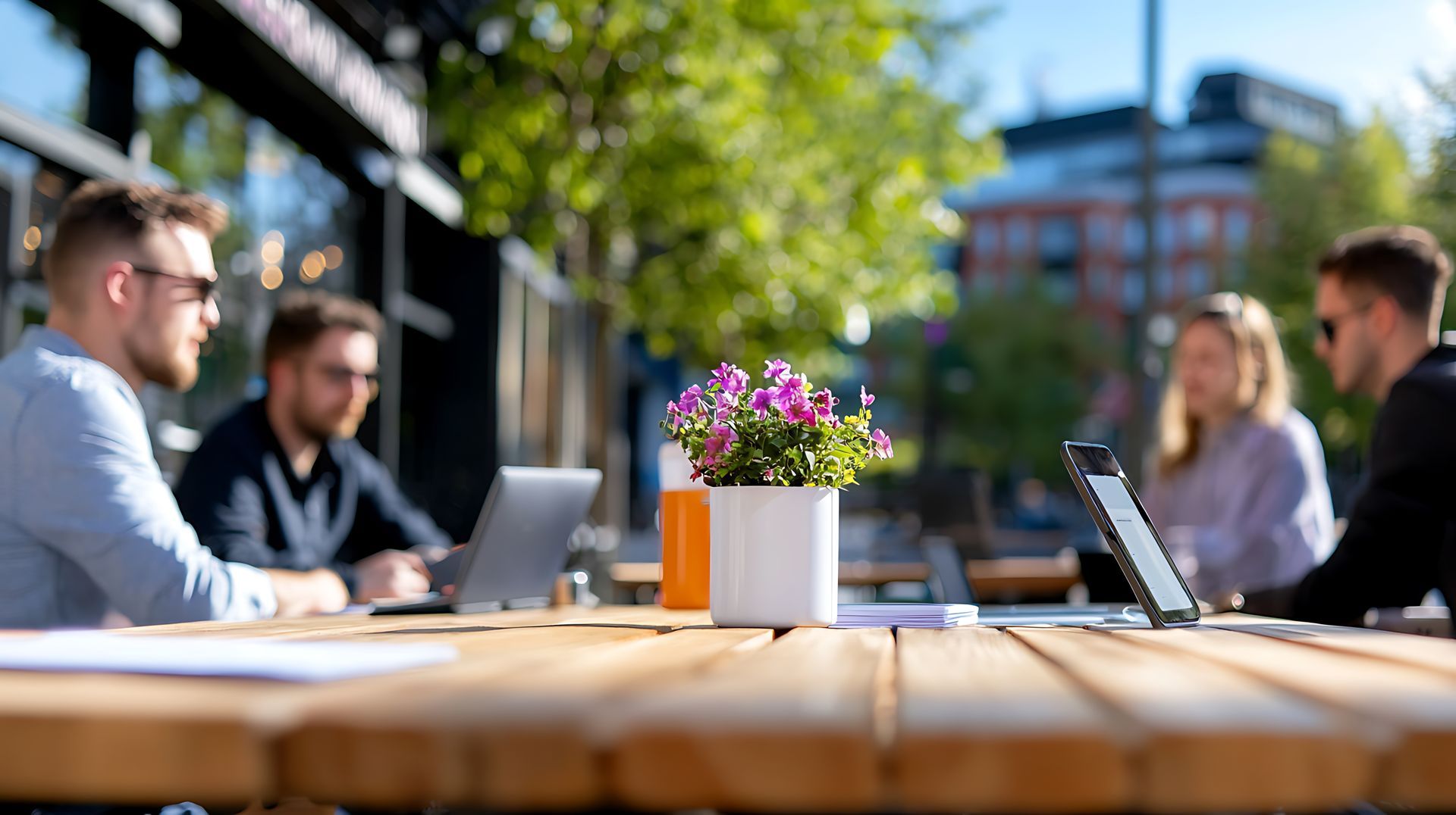 Professionnels travaillant en extérieur profitant du beau temps.