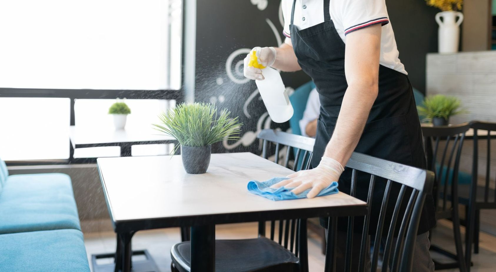 Nettoyage d'une table de café.