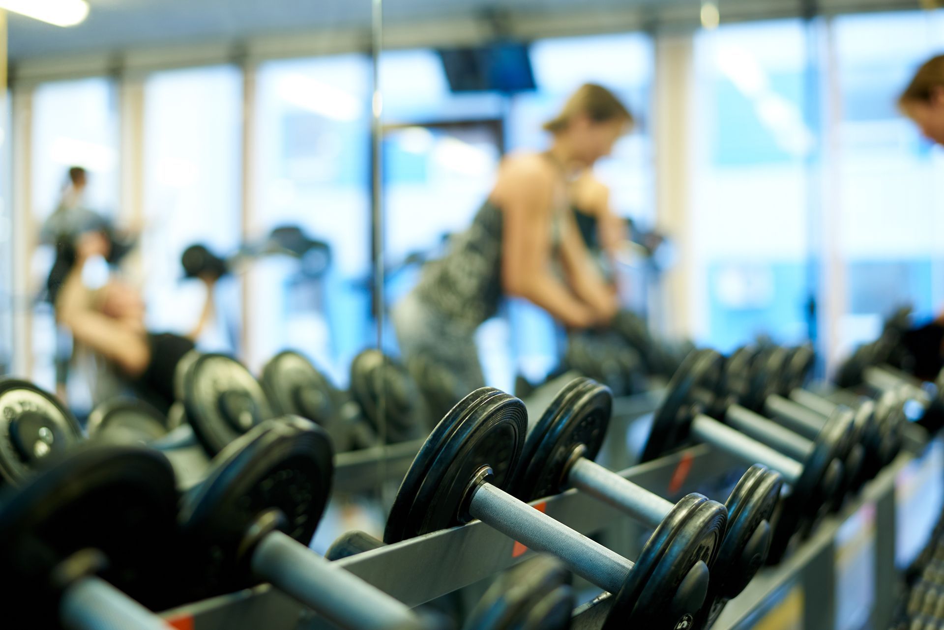 Poids dans une salle de sport.