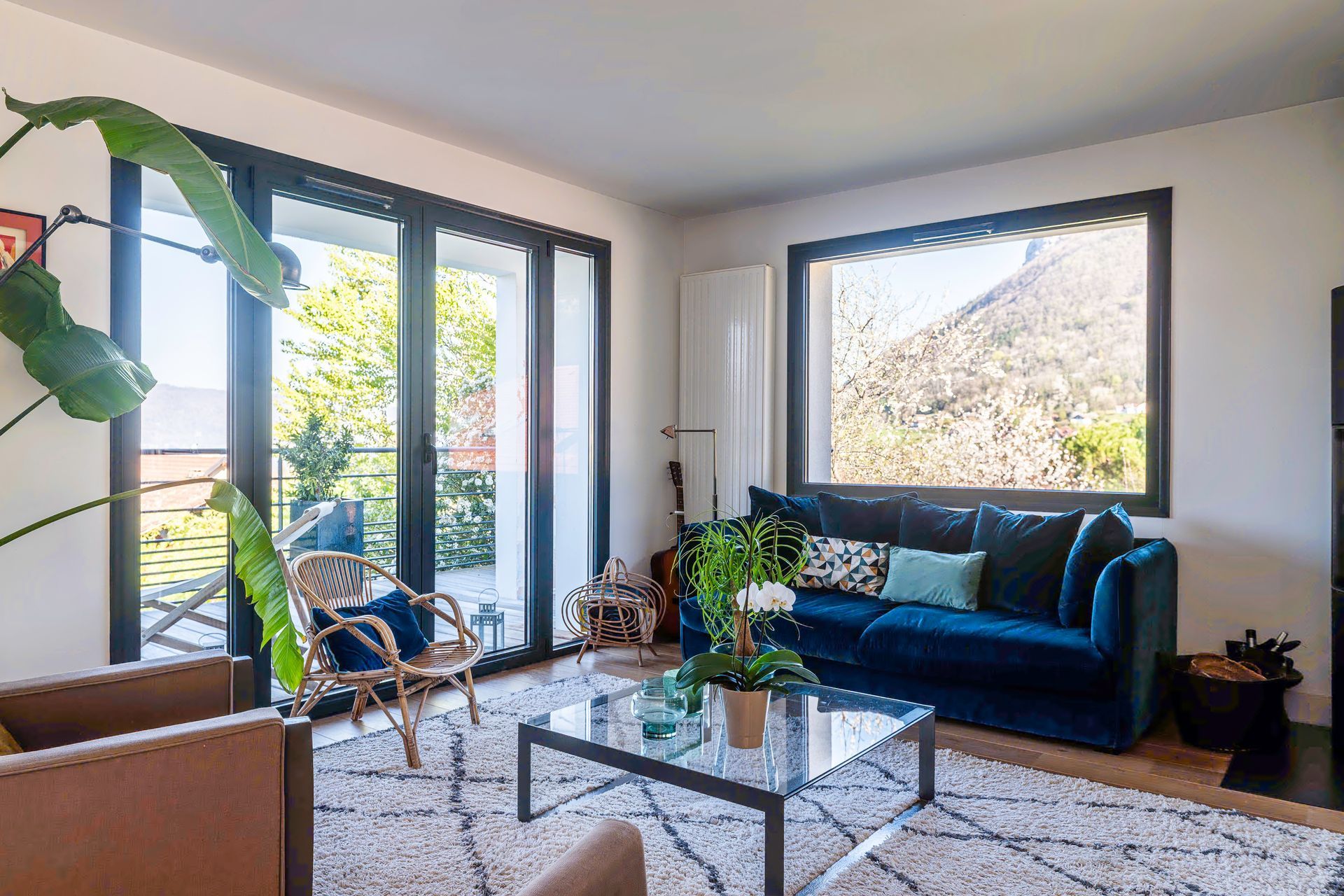 Salon d'une maison avec une grande baie vitrée