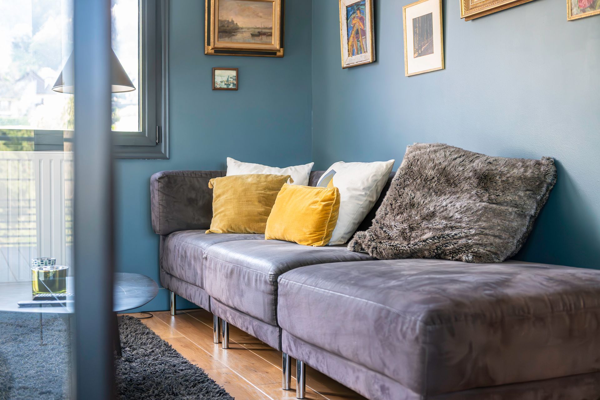 Focus sur un canapé vert gris