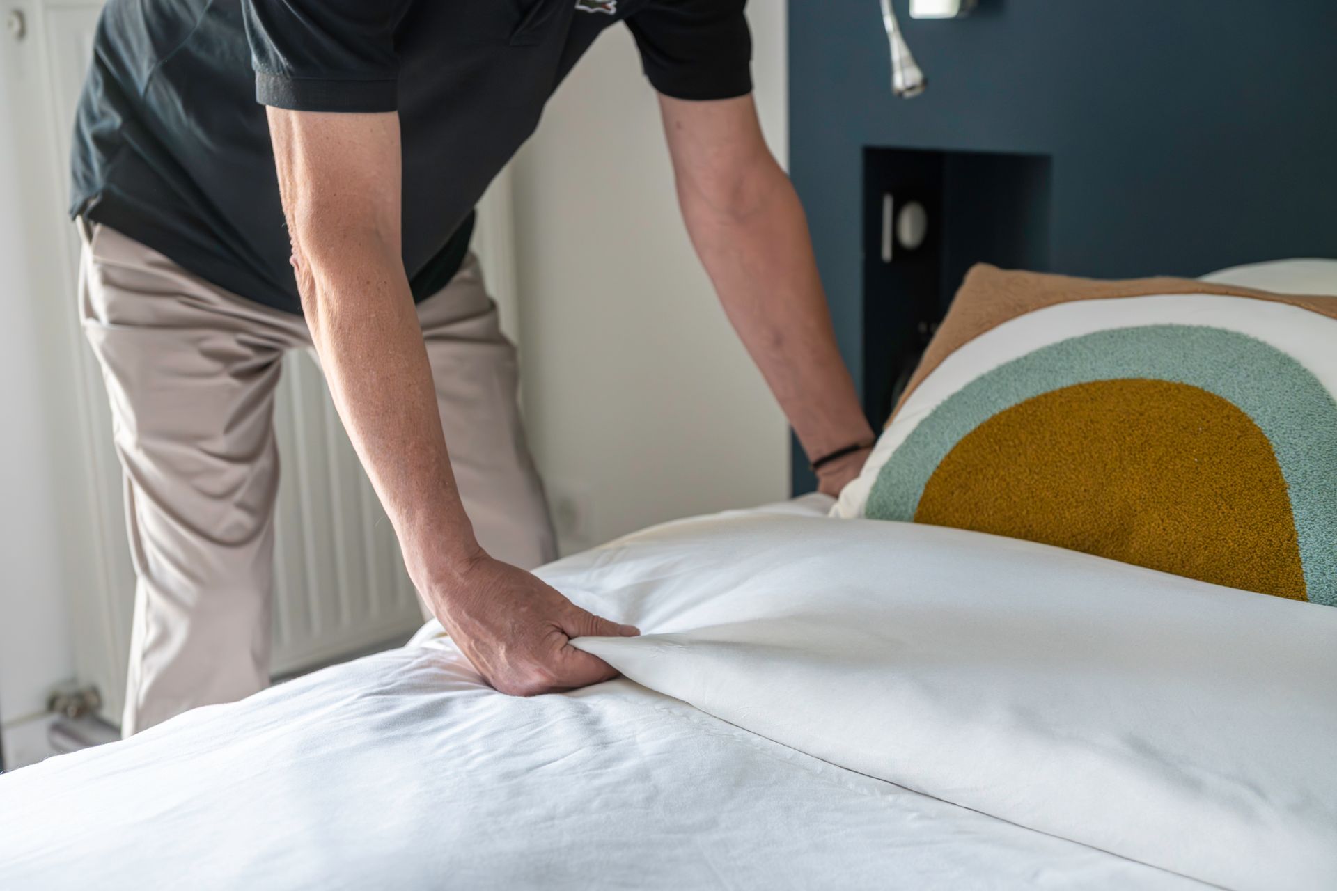 Homme qui fait le lit