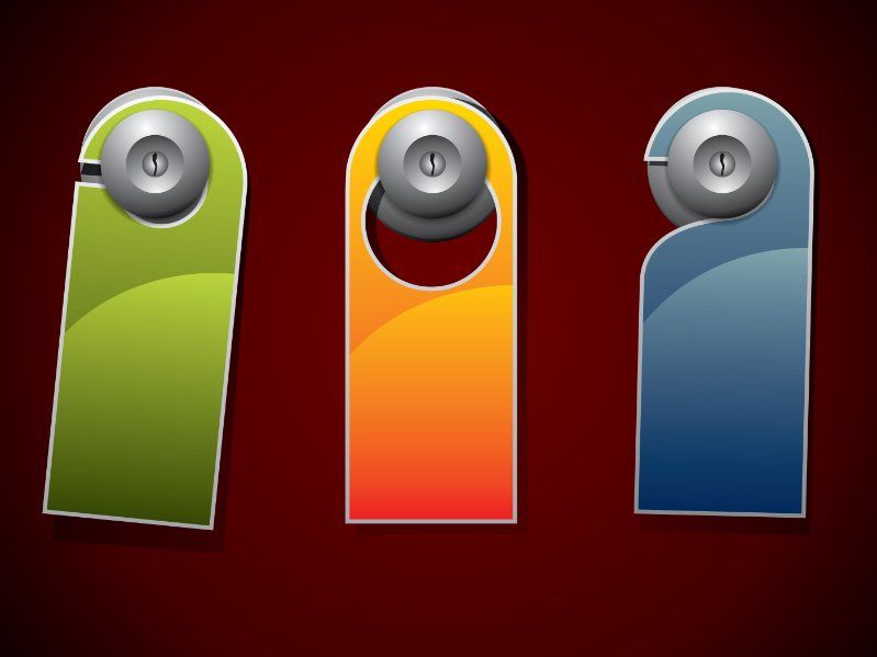 Tres colgadores de puerta de diferentes colores con botones.