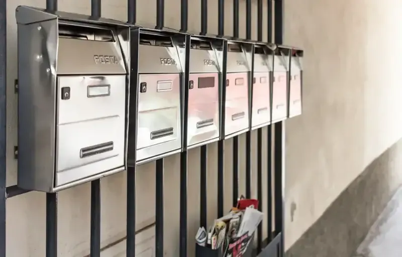 Una fila de buzones están alineados uno al lado del otro en una pared.