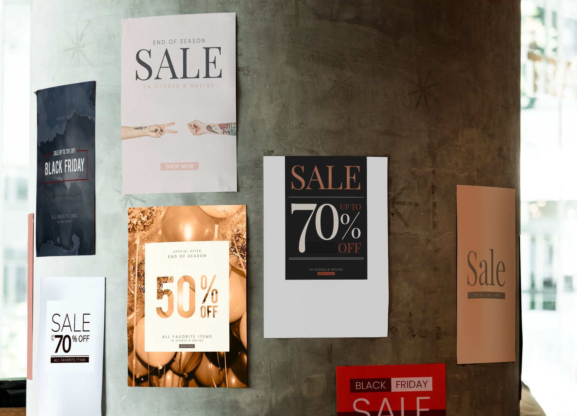 Un montón de carteles de venta están colgados en una pared