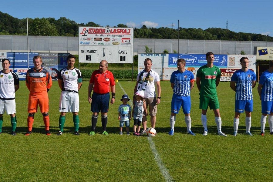 Eine Gruppe von Fußballspielern steht in einer Reihe auf einem Feld.
