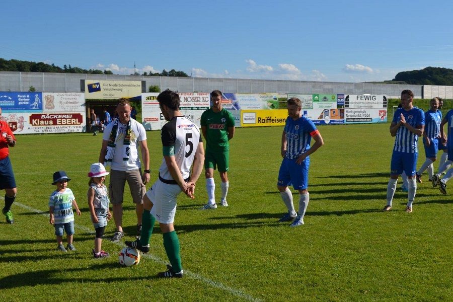 Ein Fußballspieler mit der Nummer 5 auf seinem Trikot