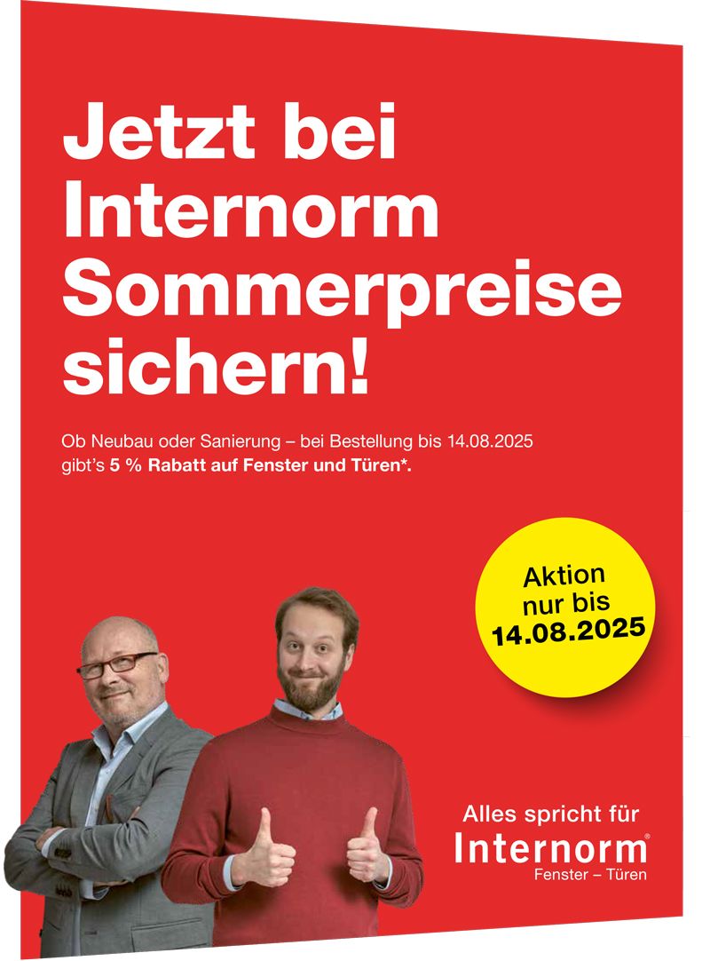 Eine Gruppe von Menschen steht nebeneinander in einem Raum und hält ein Schild.