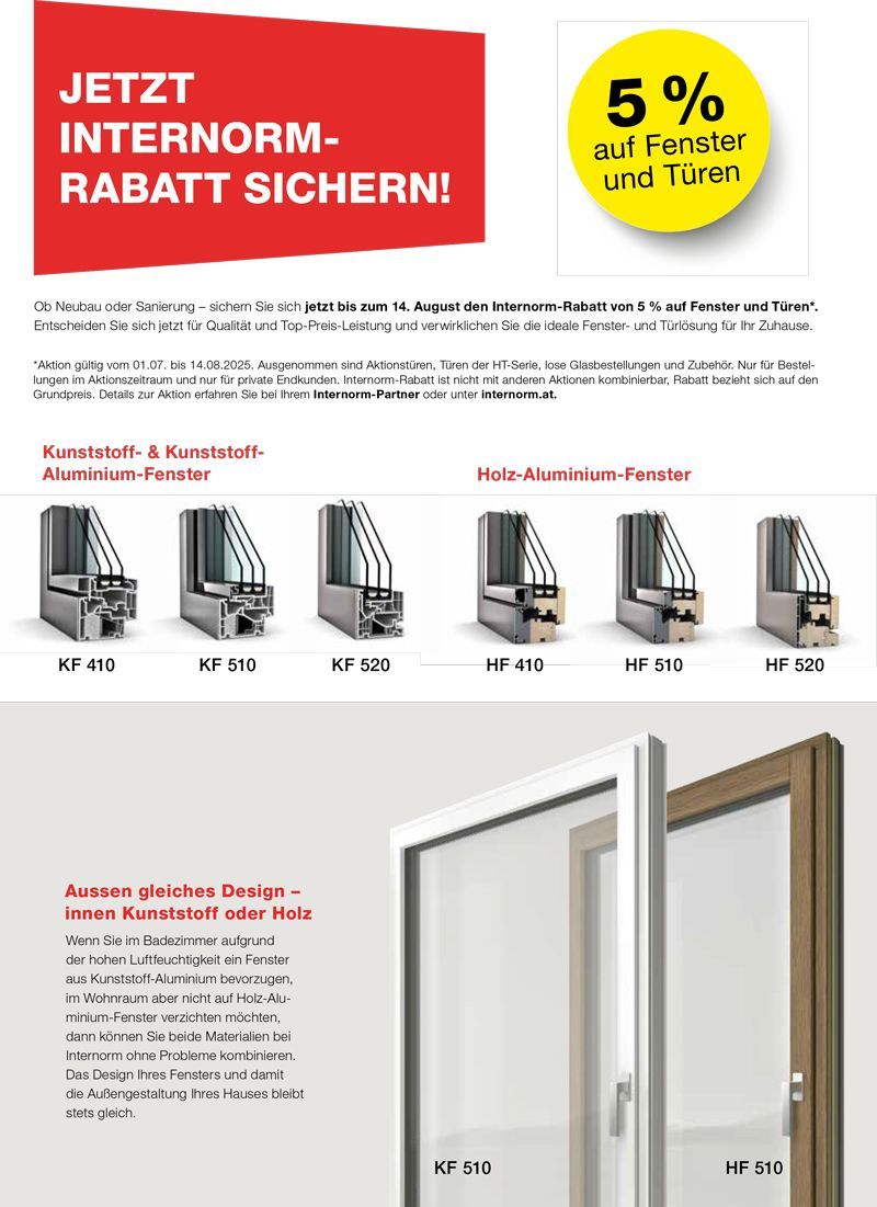 Eine Gruppe von Menschen steht nebeneinander in einem Raum und hält ein Schild.