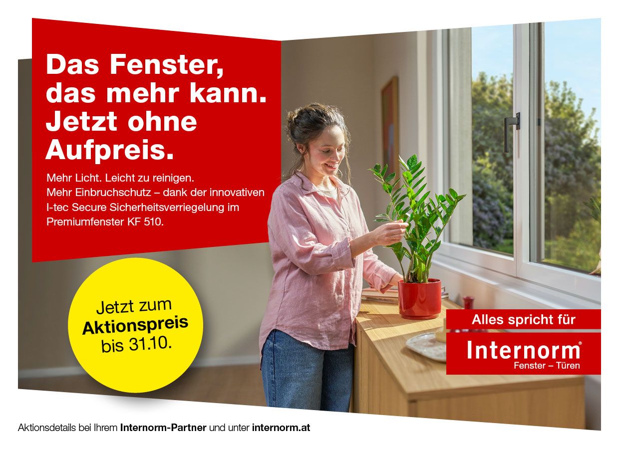 Eine ältere Dame gießt in einem hellen Zimmer an einem großen Fenster eine Pflanze; daneben ein deutscher Werbetext und ein gelbes Preisschild.