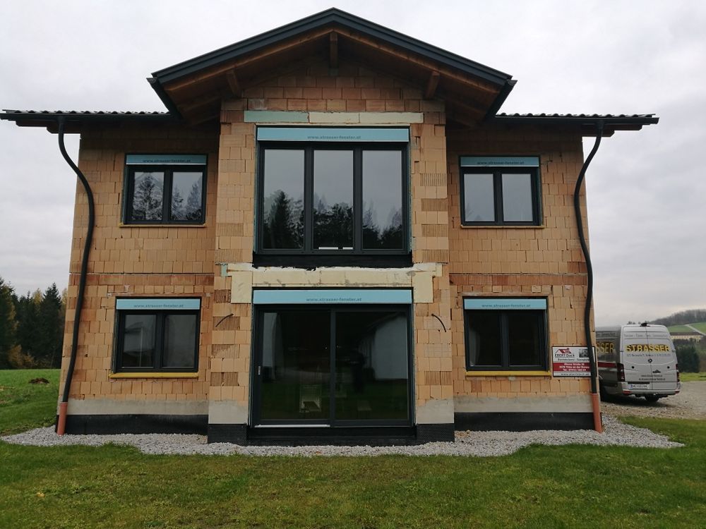 Es entsteht ein Haus mit vielen Fenstern