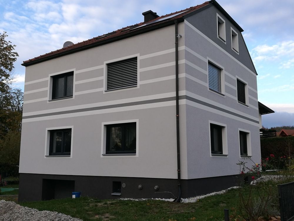 Ein großes Haus mit vielen Fenstern und einem Dach