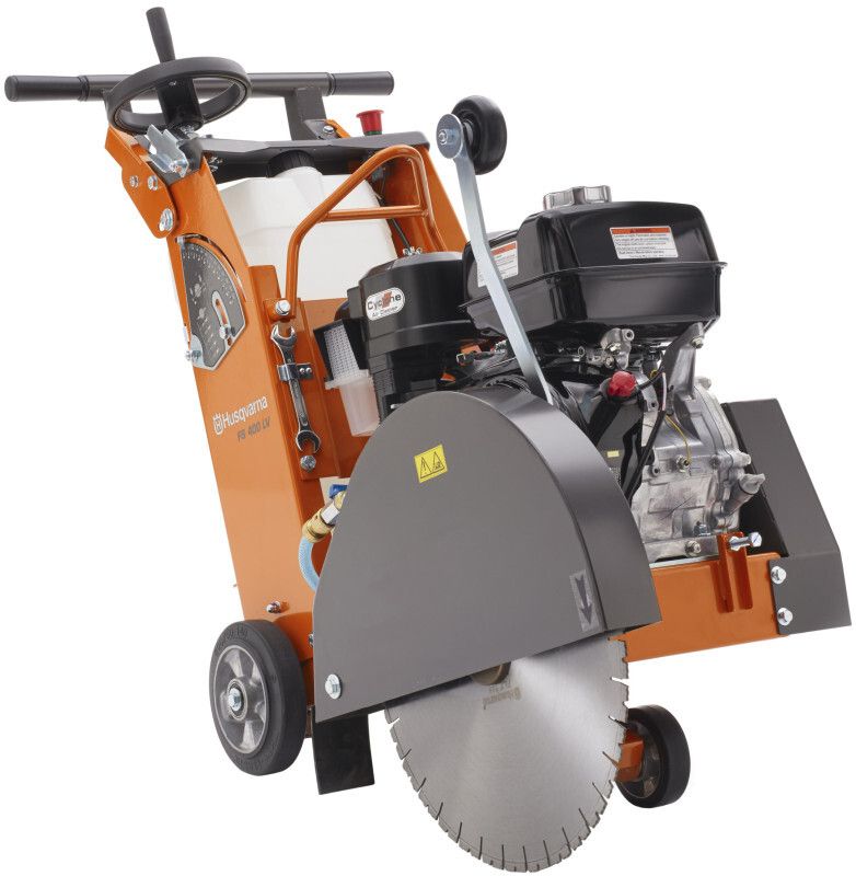 Eine orangefarbene Box mit Griff und Rädern auf weißem Hintergrund