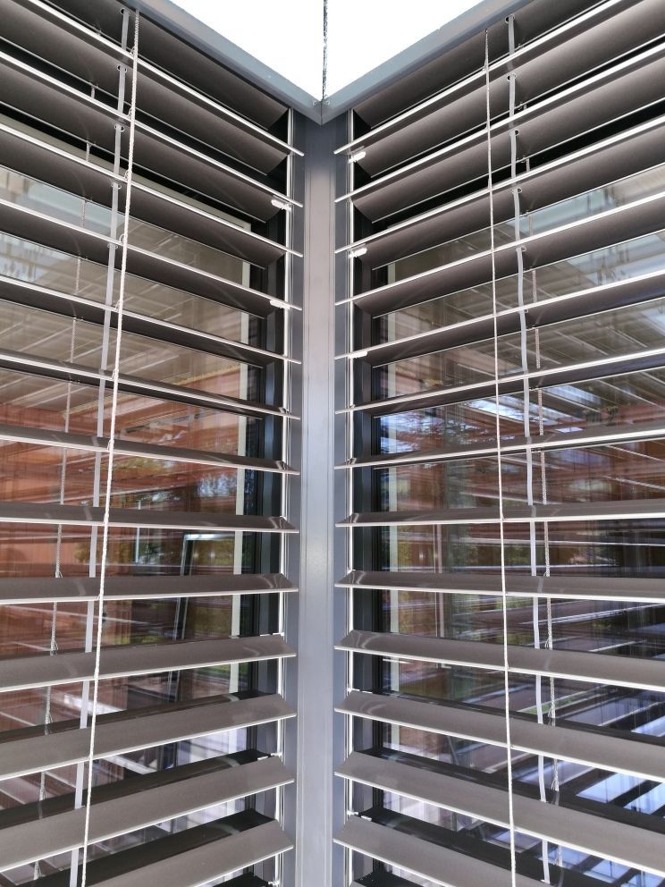 Eine Nahaufnahme eines Fensters mit Jalousien