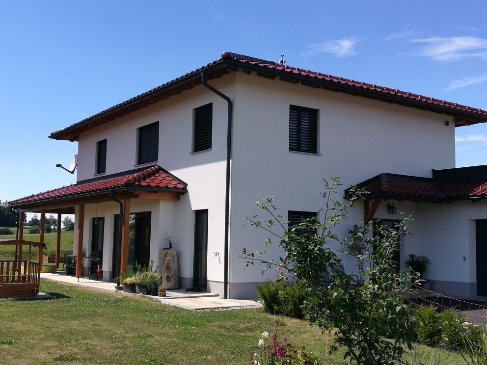 Ein großes weißes Haus mit einem roten Ziegeldach