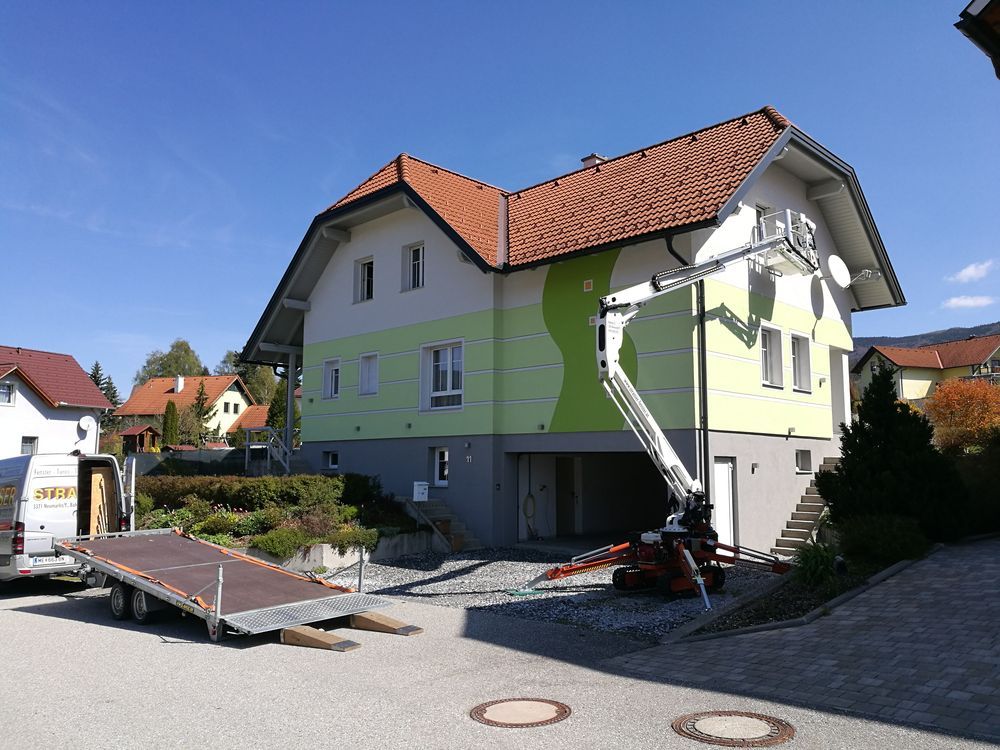 Ein Abschleppwagen steht vor einem Haus