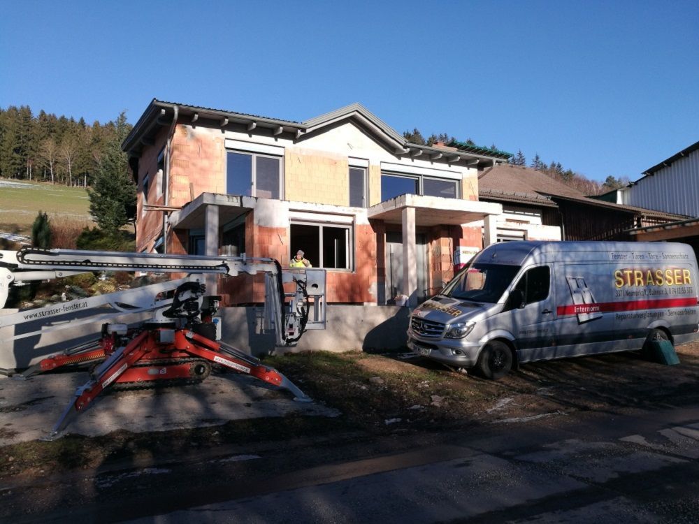 Ein Lieferwagen steht vor einem Haus, das gerade gebaut wird