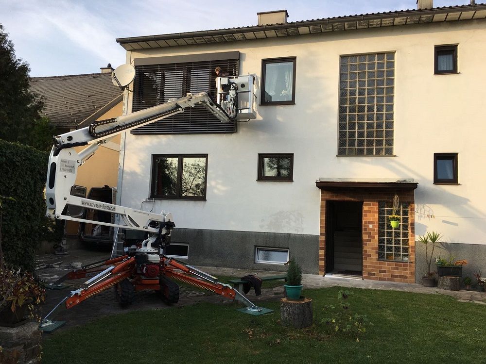 Ein weißes Haus mit einem Kran davor