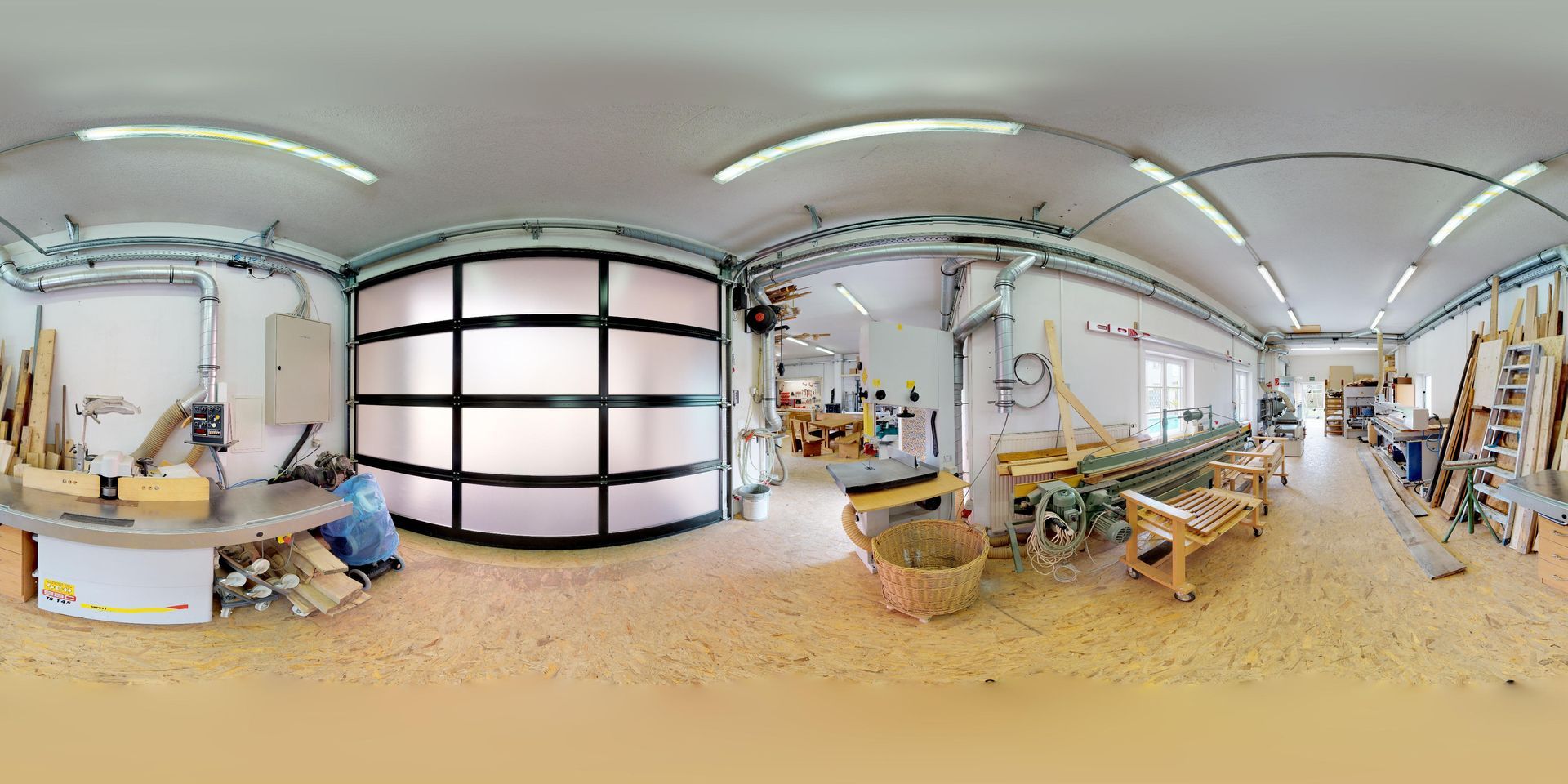 Eine 360-Grad-Ansicht einer Holzwerkstatt mit vielen Werkzeugen.