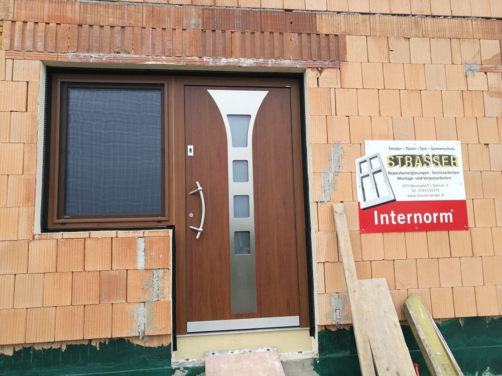 Ein Backsteingebäude mit einer Tür und einem Schild mit der Aufschrift „Internormi“