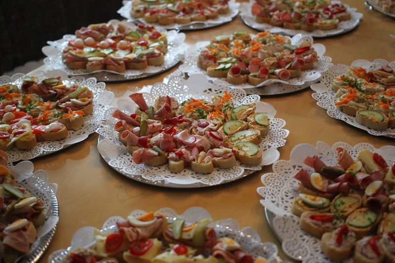 Ein Haufen Teller mit Essen auf einem Tisch