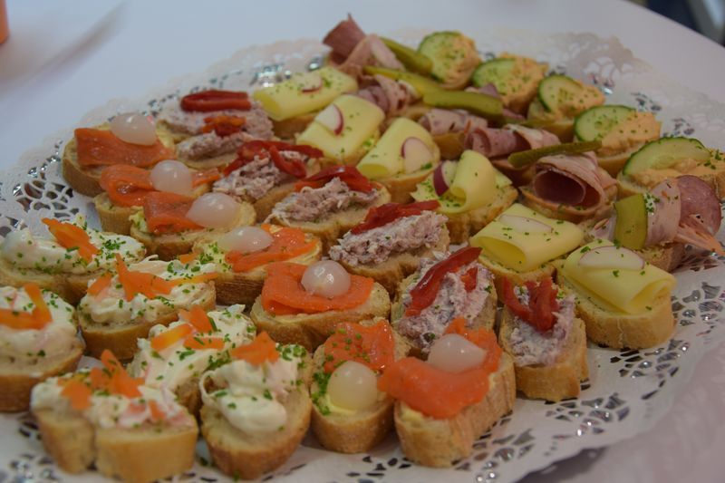 Auf dem Tablett befinden sich viele unterschiedliche Speisen.