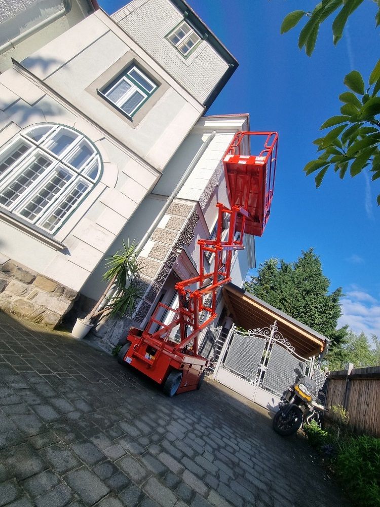 Ein Motorrad ist vor einem großen Gebäude geparkt