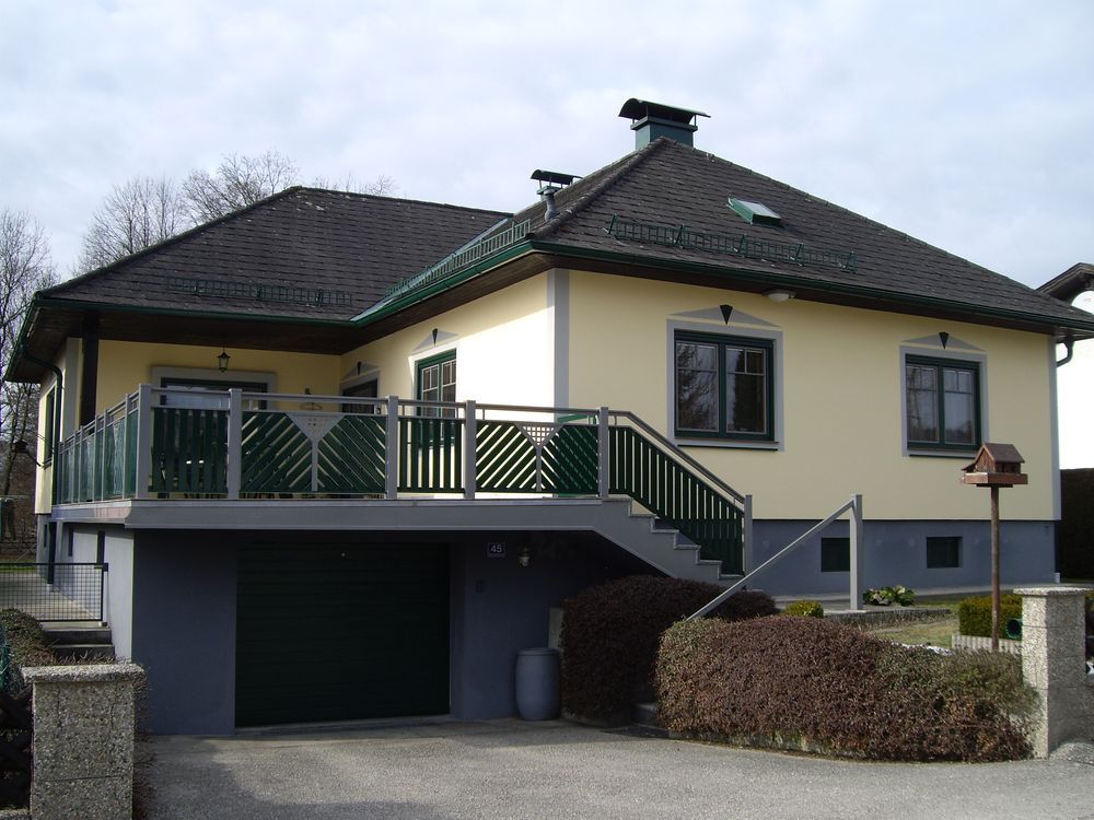 Ein Haus mit einem Balkon und einer Treppe, die dorthin führt