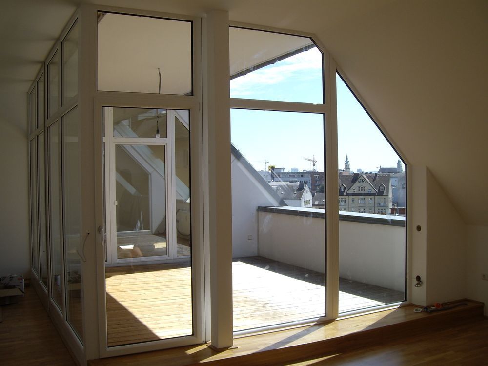 Ein leerer Raum mit einem Balkon im Hintergrund