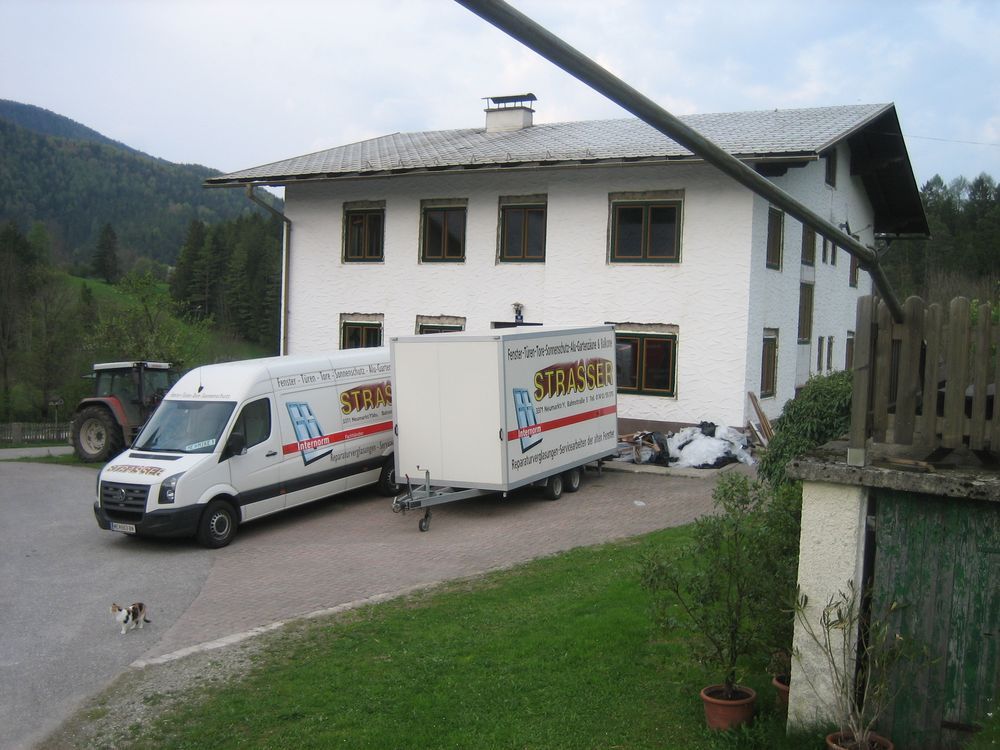 Ein weißer Lieferwagen mit dem Wort „sten“ darauf