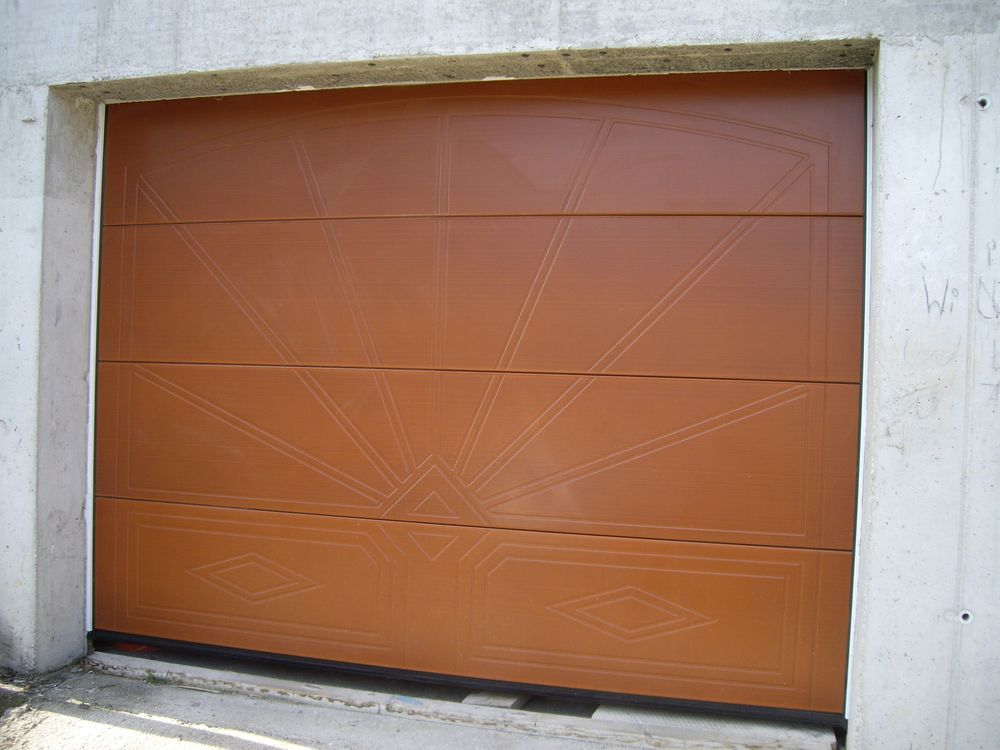 Ein braunes Garagentor mit einem geometrischen Muster darauf