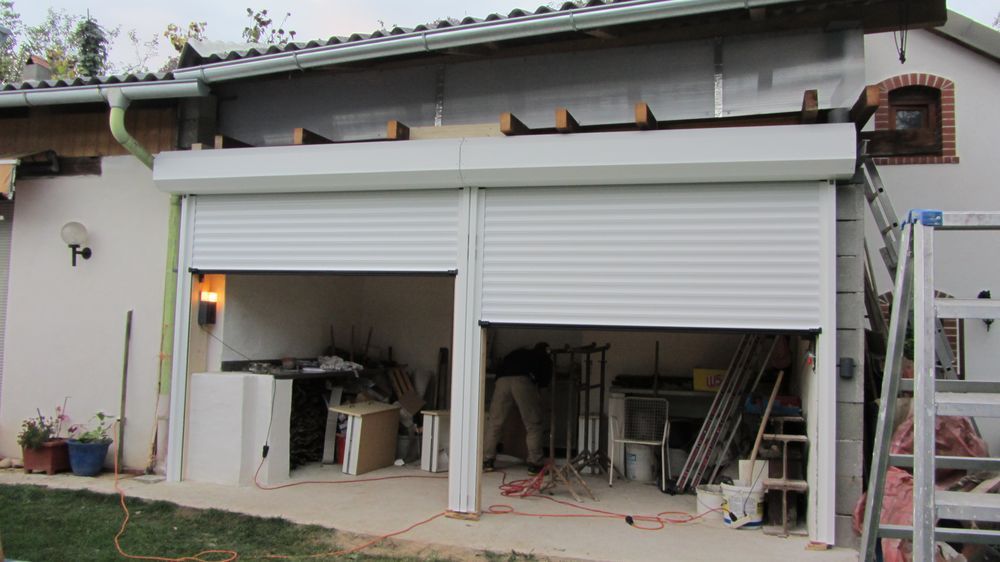 Eine Garage mit einer Leiter davor